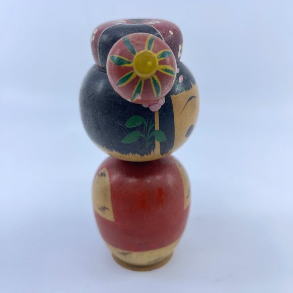 vintage japanese kokeshi doll hand painted floral details & red kimono - Picture 4 of 5